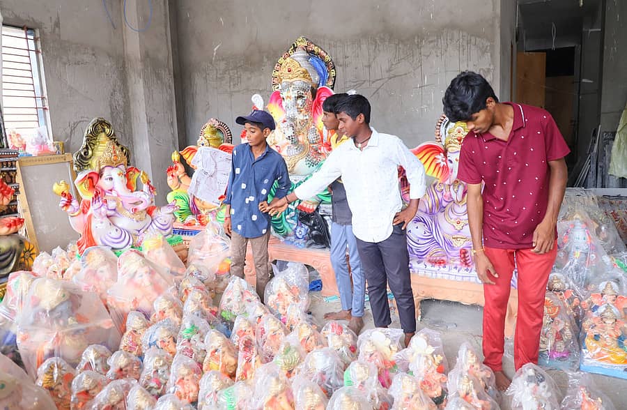 ರಾಯಚೂರಿನ ರೈಲು ನಿಲ್ದಾಣ ರಸ್ತೆಯಲ್ಲಿರುವ ನಿರ್ಮಾಣ ಹಂತದ ಕಟ್ಟಡದಲ್ಲಿ ಹೈದರಾಬಾದ್ನಿಂದ ತರಲಾದ ಗಣಪತಿ ಮೂರ್ತಿಗಳನ್ನು ಮಕ್ಕಳು ಕುತೂಹಲದಿಂದ ವೀಕ್ಷಿಸಿದರು
ಚಿತ್ರ: ಶ್ರೀನಿವಾಸ ಇನಾಮದಾರ್