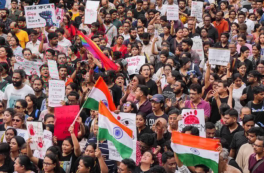 <div class="paragraphs"><p>ಟ್ರೈನಿ ವೈದ್ಯಕೀಯ ವಿದ್ಯಾರ್ಥಿನಿ ಮೇಲಿನ ಅತ್ಯಾಚಾರ ಮತ್ತು ಕೊಲೆ ಖಂಡಿಸಿ ಕೋಲ್ಕತ್ತದಲ್ಲಿ ಭಾನುವಾರ ನಡೆದ ಪ್ರತಿಭಟನಾ ರ್ಯಾಲಿಯಲ್ಲಿ ಅಪಾರ ಸಂಖ್ಯೆಯ ಜನರು ಪಾಲ್ಗೊಂಡಿದ್ದರು </p></div>