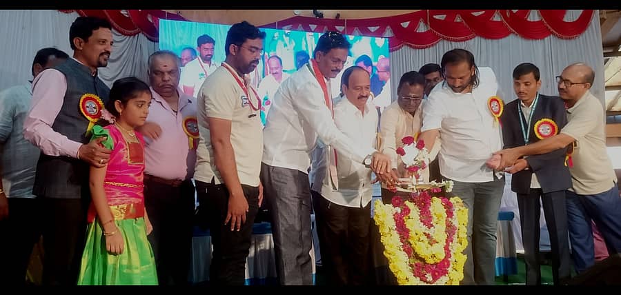 ಸಂಡೂರು ಪಟ್ಟಣದ ಕೂಡ್ಲಿಗಿ ರಸ್ತೆಯ ಆದರ್ಶ ಕಲ್ಯಾಣ ಮಂಟಪದಲ್ಲಿ ಶನಿವಾರ ಹಮ್ಮಿಕೊಂಡಿದ್ದ ವಿಶ್ವಛಾಯಾಗ್ರಾಹಕರ ದಿನಾಚರಣೆ ಕಾರ್ಯಕ್ರಮವನ್ನು ಸಂಸದ ಇ.ತುಕಾರಾಂ ಉದ್ಘಾಟಿಸಿದರು