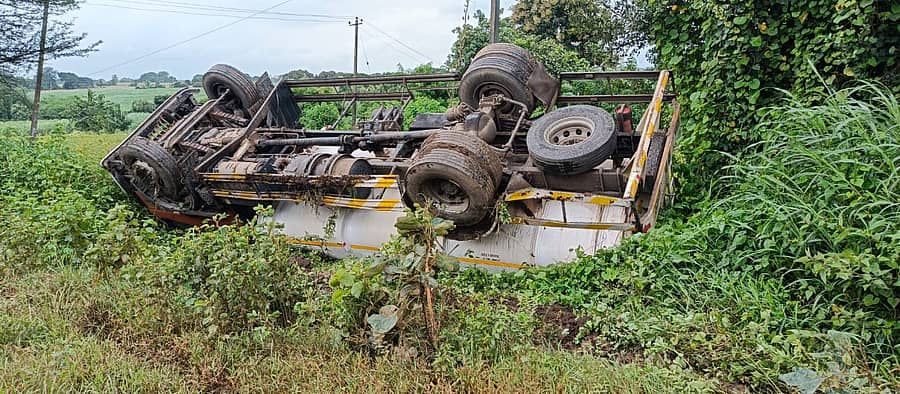 ಕಲಘಟಗಿ ಹೊರವಲಯದ ರಾಷ್ಟ್ರೀಯ ಹೆದ್ದಾರಿ ಪಕ್ಕದಲ್ಲಿ ಉರುಳಿ ಬಿದ್ದ ಪೆಟ್ರೋಲ್ ತುಂಬಿದ್ದ ಟ್ಯಾಂಕರ್