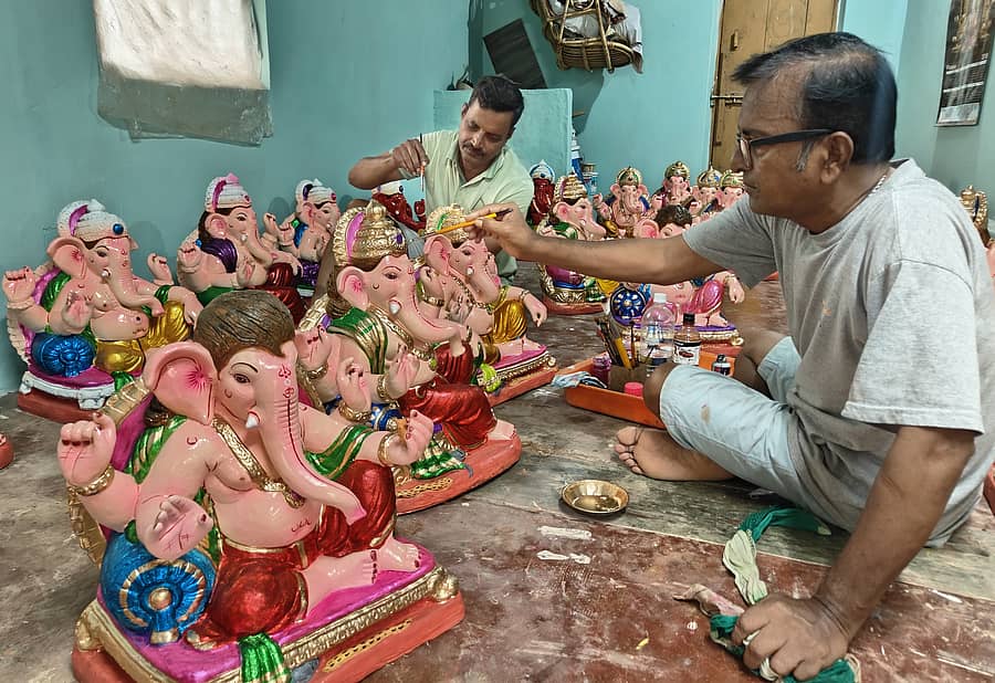 ಕಾರವಾರದ ನಂದನಗದ್ದಾದಲ್ಲಿ ಗಣಪನ ಮೂರ್ತಿಗೆ ಅಂತಿಮ ರೂಪ ಕೊಡುವಲ್ಲಿ ನಿರತರಾಗಿರುವ ಕಲಾವಿದರು