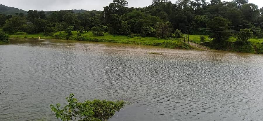 ಉತ್ತರ ಕನ್ನಡ ಜಿಲ್ಲೆಯ ಜೊಯಿಡಾ ತಾಲ್ಲೂಕಿನ ಬಜಾರಕುಣಂಗ ಗ್ರಾಮ ಪಂಚಾಯಿತಿ ವ್ಯಾಪ್ತಿಯ ಕರಂಜೆ ಗ್ರಾಮಕ್ಕೆ ಸಂಪರ್ಕ ಕಲ್ಪಿಸುವ ರಸ್ತೆಗೆ ಸೂಪಾ ಜಲಾಶಯದ ಹಿನ್ನೀರು ಆವರಿಸಿಕೊಂಡಿದೆ