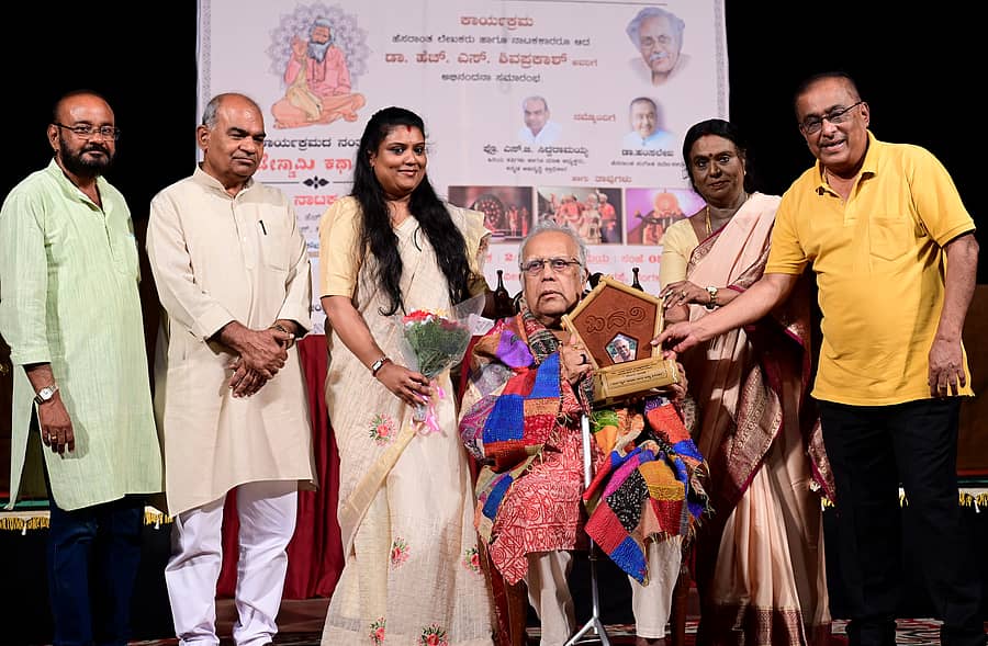 ಸಿರಿವರ ಕಲ್ಚರ್ ಅಕಾಡೆಮಿ ಹಾಗೂ ಅನನ್ಯ ಕ್ರಿಯೇಷನ್ಸ್ ಸಹಯೋಗದಲ್ಲಿ ಆಯೋಜಿಸಿದ್ದ ಕಾರ್ಯಕ್ರಮದಲ್ಲಿ ಕವಿ ಎಚ್.ಎಸ್. ಶಿವಪ್ರಕಾಶ್ ಅವರನ್ನು ಸನ್ಮಾನಿಸಲಾಯಿತು. ರವೀಂದ್ರನಾಥ ಸಿರಿವರ, ಎಸ್.ಜಿ. ಸಿದ್ಧರಾಮಯ್ಯ, ತೇಜಸ್ವಿನಿ ಹಂಸಲೇಖ, ಲತಾ ಹಂಸಲೇಖ ಮತ್ತು ಹಂಸಲೇಖ ಹಾಜರಿದ್ದರು - ಪ್ರಜಾವಾಣಿ ಚಿತ್ರ