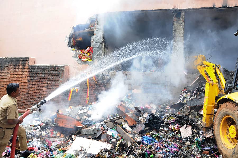 ತುಮಕೂರಿನ ಮಂಡಿಪೇಟೆಯಲ್ಲಿ ಸೋಮವಾರ ಅಗ್ನಿ ಶಾಮಕ ದಳದ ಸಿಬ್ಬಂದಿ ಬೆಂಕಿ ನಂದಿಸಿದರು