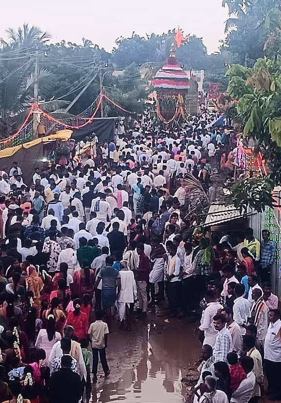 ಅಳವಂಡಿ ಸಮೀಪದ ತಿಗರಿ ಗ್ರಾಮದಲ್ಲಿ ಪಕೀರೇಶ್ವರ ಜಾತ್ರಾ ಮಹೋತ್ಸವ ಅಂಗವಾಗಿ ಮಹಾರಥೋತ್ಸವ ಸೋಮವಾರ ಸಂಭ್ರಮದಿಂದ ನಡೆಯಿತು.