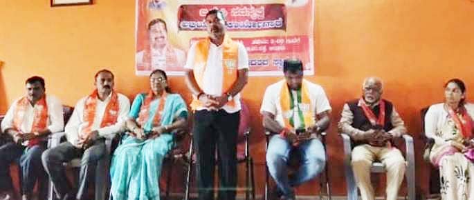 ಆಲೂರು ಬಿಜೆಪಿ ಕಚೇರಿಯಲ್ಲಿ ಬಿಜೆಪಿ ಸದಸ್ಯತ್ವ ಅಭಿಯಾನ ಕಾರ್ಯಕ್ರಮದಲ್ಲಿ ಶಾಸಕ ಸಿಮೆಂಟ್ ಮಂಜು ಮಾತನಾಡಿದರು. ಪಕ್ಷದ ಮುಖಂಡರು ಉಪಸ್ಥಿತರಿದ್ದರು.