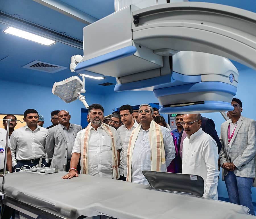 ಚರಕ ಸೂಪರ್ ಸ್ಪೆಷಾಲಿಟಿ ಆಸ್ಪತ್ರೆಯ ಸೌಲಭ್ಯಗಳನ್ನು ಮುಖ್ಯಮಂತ್ರಿ ಸಿದ್ದರಾಮಯ್ಯ ವೀಕ್ಷಿಸಿದರು. ಉಪ ಮುಖ್ಯಮಂತ್ರಿ ಡಿ.ಕೆ. ಶಿವಕುಮಾರ್, ಶಾಸಕ ರಿಜ್ವಾನ್ ಅರ್ಷದ್, ವೈದ್ಯಕೀಯ ಶಿಕ್ಷಣ ಸಚಿವ ಶರಣಪ್ರಕಾಶ್ ಪಾಟೀಲ್ ಉಪಸ್ಥಿತರಿದ್ದರು