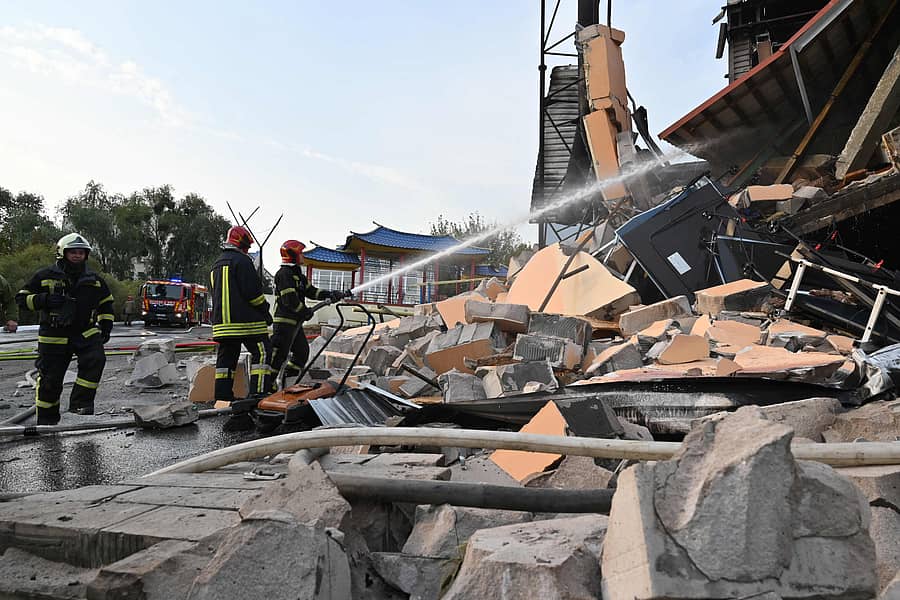 ರಷ್ಯಾ ನಡೆಸಿದ ಕ್ಷಿಪಣಿ ದಾಳಿಗೆ ಉಕ್ರೇನ್ನ ಕೀವ್ ನಗರದ ಕಟ್ಟಡವೊಂದಕ್ಕೆ ಹಾನಿಯಾಗಿದ್ದು, ಅಗ್ನಿಶಾಮಕ ದಳದ ಸಿಬ್ಬಂದಿ ಬೆಂಕಿ ನಂದಿಸಿದರು –ಎಎಫ್ಪಿ ಚಿತ್ರ