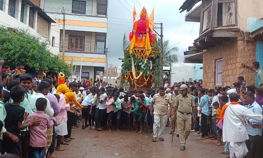 ಶಿರೂರ ಪಟ್ಟಣದಲ್ಲಿ ಸೋಮವಾರ ರಾಮಲಿಂಗೇಶ್ವರ ದೇವರ ರಥೋತ್ಸವ ಜರುಗಿತು