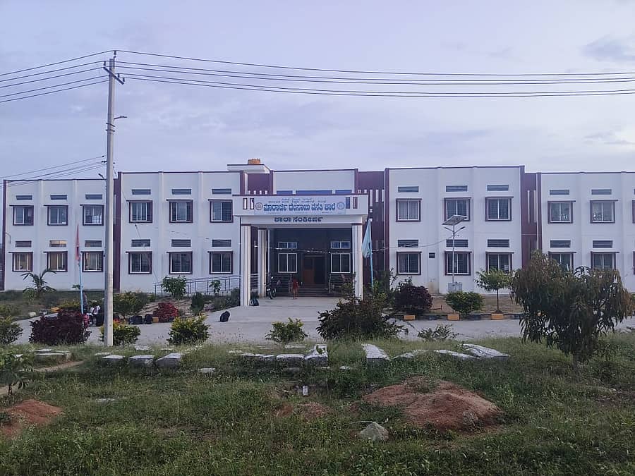 <div class="paragraphs"><p>ದೊಡ್ಡ ಪೊನ್ನಾಂಡಹಳ್ಳಿ ಮೊರಾರ್ಜಿ ದೇಸಾಯಿ ವಸತಿ ಶಾಲೆಯ ಹೊರನೋಟ</p></div>