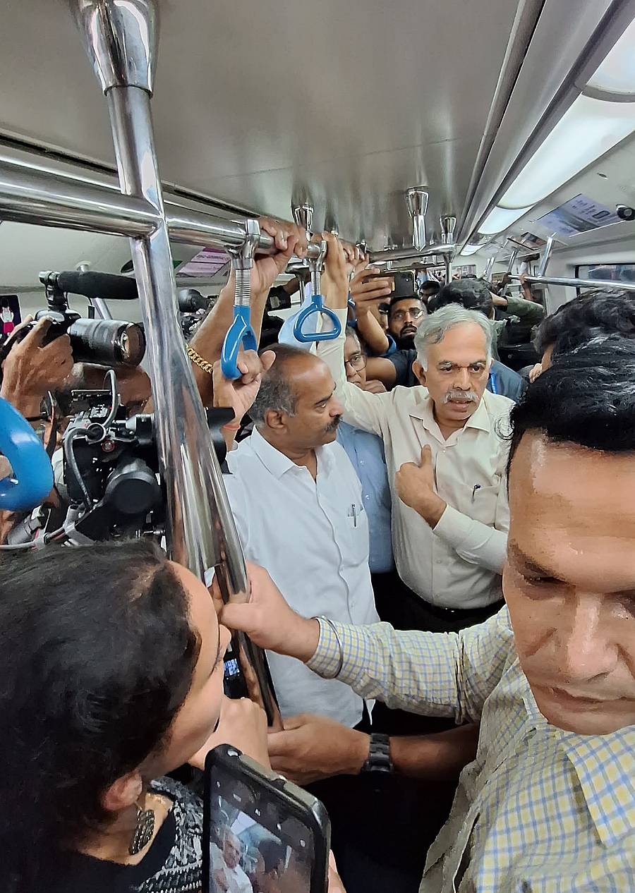 ಮೆಟ್ರೊ ನೇರಳೆ ಮಾರ್ಗದಲ್ಲಿ ಕೆ.ಆರ್‌.ಪುರದಿಂದ ಮೆಜೆಸ್ಟಿಕ್‌ವರೆಗೆ ಸಂಸದ ಪಿ.ಸಿ. ಮೋಹನ್‌ ಪ್ರಯಾಣಿಸಿ, ಜನರೊಂದಿಗೆ ಸಂವಾದ ನಡೆಸಿದರು