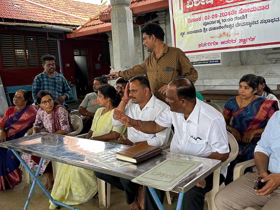 ಮಜೂರು ಗ್ರಾಮ ಪಂಚಾಯಿತಿಯ ಪಾದೂರಿನಲ್ಲಿ ಜಲ್ಲಿಕ್ರಷರ್ ನರ್ಮಾಣ ವಿರೋಧಿಸಿ ವಿಶೇಷ ಗ್ರಾಮಸಭೆಯಲ್ಲಿ ಶಾಸಕ ಗರ್ಮೆ ಸುರೇಶ್ ಶೆಟ್ಟಿ ಗಣಿ ಮತ್ತು ಭೂ ವಿಜ್ಞಾನ ಇಲಾಖೆ ಅಧಿಕಾರಿ ಅಶ್ವಿನಿ ಅವರೊಂದಿಗೆ ಮಾಹಿತಿ ಪಡೆದುಕೊಳ್ಳುತ್ತಿರುವುದು.