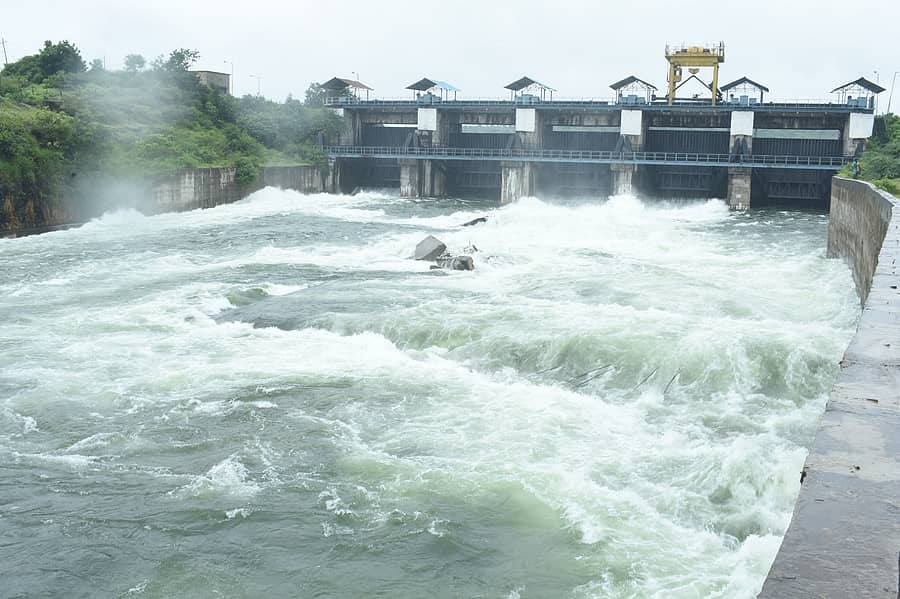 ಚಿಂಚೋಳಿ ತಾಲ್ಲೂಕು ನಾಗರಾಳ ಜಲಾಶಯದಿಂದ ನದಿಗೆ ನೀರು ಬಿಟ್ಟಿರುವುದು 