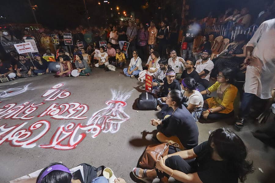 <div class="paragraphs"><p>ವೈದ್ಯ ವಿದ್ಯಾರ್ಥಿನಿ ಅತ್ಯಾಚಾರ, ಹತ್ಯೆ ಖಂಡಿಸಿ ಅಹೋರಾತ್ರಿ ಧರಣಿ </p></div>