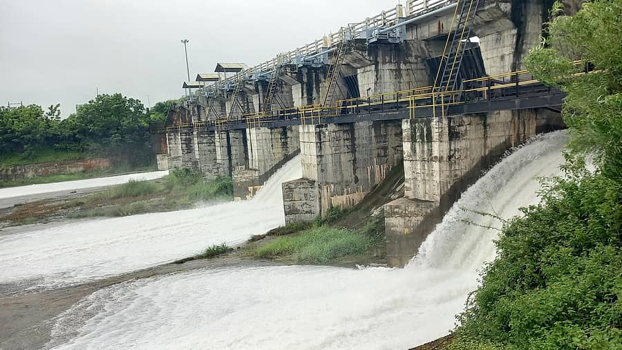 ಕಮಲಾಪುರ ತಾಲ್ಲೂಕಿನ ಗಂಡೋರಿ (ಬೆಳಕೋಟಾ) ಜಲಾಶಯದ ನೀರು ಸೋಮವಾರ ಹೊರ ಬಿಡಲಾಯಿತು