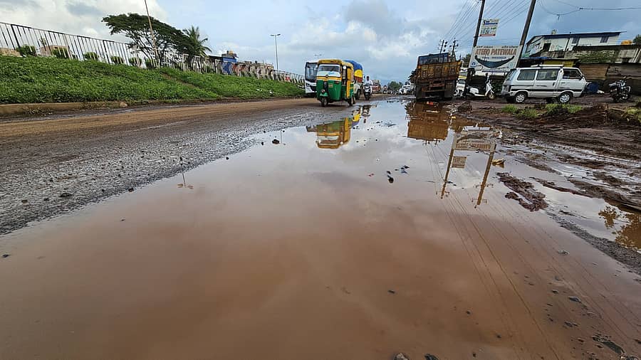 ಬೆಳಗಾವಿಯ ಗಾಂಧಿ ನಗರ ವೃತ್ತದಿಂದ ಮಹಾಂತೇಶ ನಗರದ ಮೇಲ್ಸೇತುವೆಗೆ ಸಂಪರ್ಕ ಕಲ್ಪಿಸುವ ರಸ್ತೆಯ ಸ್ಥಿತಿ
ಪ್ರಜಾವಾಣಿ ಚಿತ್ರಗಳು:ಏಕನಾಥ ಅಗಸಿಮನಿ