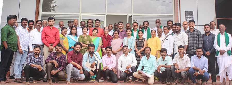 ಮೈಸೂರಿನ ಬಂಡೀಪಾಳ್ಯ ಎಪಿಎಂಸಿ ಯಾರ್ಡ್‌ನಲ್ಲಿರುವ ‘ದೇಸಿ ಸೀಡ್ಸ್‌ ಪ್ರಡ್ಯೂಸರ್ ಕಂಪನಿ’ಯ ವಾರ್ಷಿಕ ಸಭೆಯಲ್ಲಿ ಸದಸ್ಯರು ಪಾಲ್ಗೊಂಡಿದ್ದರು