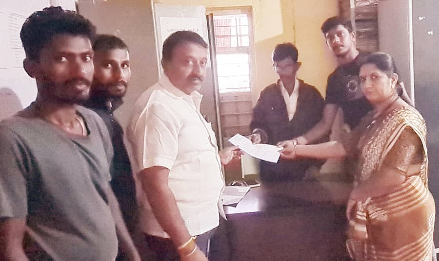 ಸಿಂದಗಿಯ 11ನೆಯ ವಾರ್ಡ್‌ನಲ್ಲಿ ಅಭಿವೃದ್ದಿ ಕಾರ್ಯ ನಿರ್ಲಕ್ಷ್ಯ ಖಂಡಿಸಿ ಪುರಸಭೆ ಅಧ್ಯಕ್ಷ, ಉಪಾಧ್ಯಕ್ಷ ಸ್ಥಾನದ ಚುನಾವಣೆಯನ್ನು ಬಹಿಷ್ಕರಿಸುವುದಾಗಿ ಸದಸ್ಯೆ ವಿಜಯಲಕ್ಷ್ಮೀ ಗಿರೀಶ ನಾಗೂರ ಪುರಸಭೆ ಕಾರ್ಯಾಲಯದಲ್ಲಿ ಮುಖ್ಯಾಧಿಕಾರಿಗೆ ಮನವಿ ಸಲ್ಲಿಸಿದರು