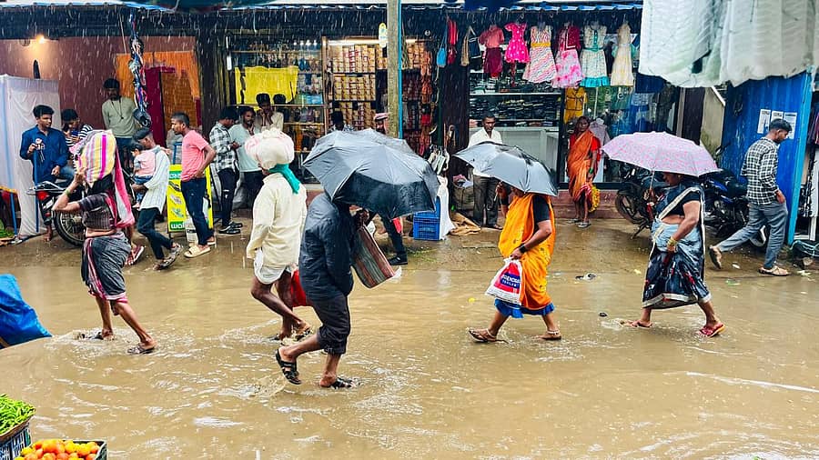 ಕಲಘಟಗಿಯಲ್ಲಿ ಮಂಗಳವಾರ ಧಾರಾಕಾರ ಮಳೆ ಸುರಿದಿದ್ದರಿಂದ ರಸ್ತೆ ಮೇಲೆ ಹೆಚ್ಚಿನ ಪ್ರಮಾಣದಲ್ಲಿ ನೀರು ಹರಿಯಿತು