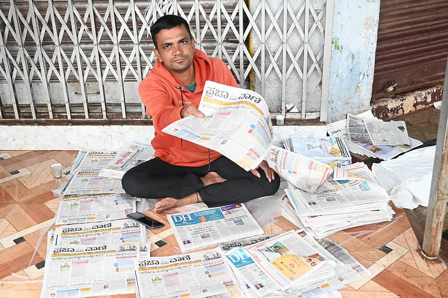ಬೀದರ್ ‘ಪ್ರಜಾವಾಣಿ’ ಏಜೆಂಟ್ ಸುನಿಲ್ ಕಮಠಾಣೆ ಅವರು ಬೀದರ್ನ ಡಾ.ಬಿ.ಆರ್. ಅಂಬೇಡ್ಕರ್ ವೃತ್ತದಲ್ಲಿ ಕುಳಿತು ಪತ್ರಿಕೆಗಳನ್ನು ಮಾರಾಟ ಮಾಡುತ್ತಿರುವುದು