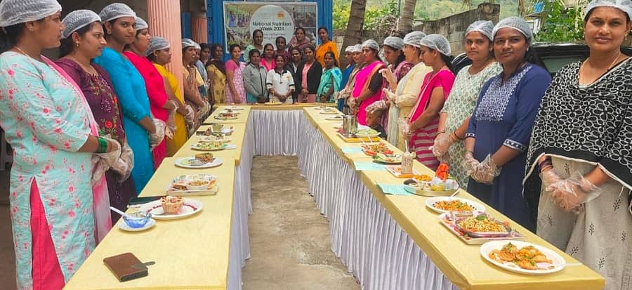 ಜಯಪುರ ಹೋಬಳಿ ವ್ಯಾಪ್ತಿಯ ಹೊಸಹುಂಡಿಯಲ್ಲಿ ಮ್ಯಾಜಿಕ್ ಬಸ್ ಇಂಡಿಯಾ ಸಂಸ್ಥೆಯಿಂದ ಆಯೋಜಿಸಿದ್ದ ಬೆಂಕಿ ರಹಿತ ಅಡುಗೆ ತಯಾರಿಸುವ ಸ್ಪರ್ಧೆಯಲ್ಲಿ ಪಾಲ್ಗೊಂಡಿದ್ದ ಮಹಿಳೆಯರು