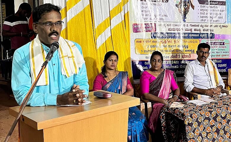 ಉಪ್ಪಿನಂಗಡಿ ಸಮೀಪ ಕೊಯಿಲದಲ್ಲಿ ಶ್ರೀಕೃಷ್ಣ ಜನ್ಮಾಷ್ಟಮಿ ಸಮಾರಂಭದಲ್ಲಿ ಬಾಲಚಂದ್ರ ಮುಚ್ಚಿಂತ್ತಾಯ ಮಾತನಾಡಿದರು