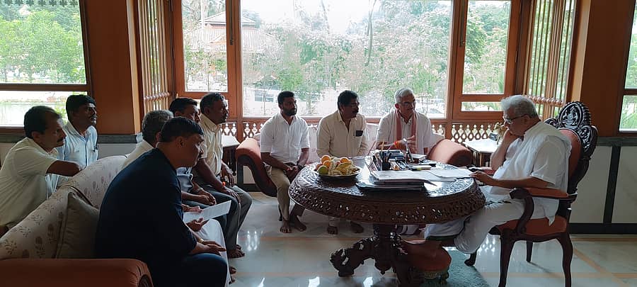 ವಿಧಾನ ಪರಿಷತ್ ಸದಸ್ಯ ಪ್ರತಾಪ ಸಿಂಹ ನಾಯಕ್ ನೇತೃತ್ವದ ನಿಯೋಗ ಡಿ.ವೀರೇಂದ್ರ ಹೆಗ್ಗಡೆ ಅವರನ್ನು ಭೇಟಿ ಮಾಡಿ ಮನವಿ ಸಲ್ಲಿಸಿತು
