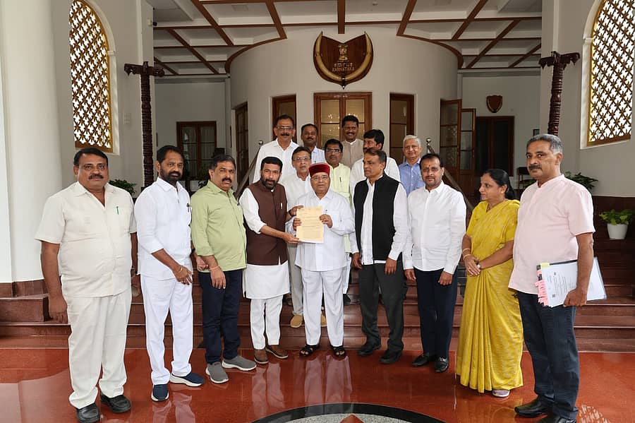 ರಾಜ್ಯಪಾಲ ಥಾವರಚಂದ್ ಗೆಹಲೋತ್ ಅವರನ್ನು ಮಂಗಳವಾರ ಭೇಟಿ ಮಾಡಿದ ವಿಧಾನ ಪರಿಷತ್ನ ಹಾಲಿ ಮತ್ತು ಮಾಜಿ ಸದಸ್ಯರು ದೂರು ಸಲ್ಲಿಸಿದರು