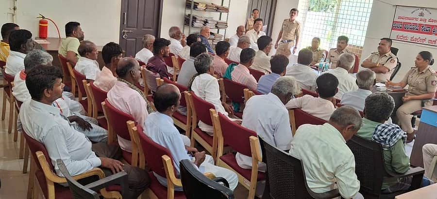 ಸಂತೇಮರಹಳ್ಳಿ ಸಮೀಪದ ಕುದೇರು ಪೊಲೀಸ್ ಠಾಣೆಯಲ್ಲಿ ಗೌರಿ-ಗಣೇಶ ಹಬ್ಬದ ಅಂಗವಾಗಿ ಡಿವೈಎಸ್ಪಿ ಲಕ್ಷö್ಮಯ್ಯ ಅವರ ನೇತೃತ್ವದಲ್ಲಿ ಶಾಂತಿ ಸಭೆ ನಡೆಯಿತು.