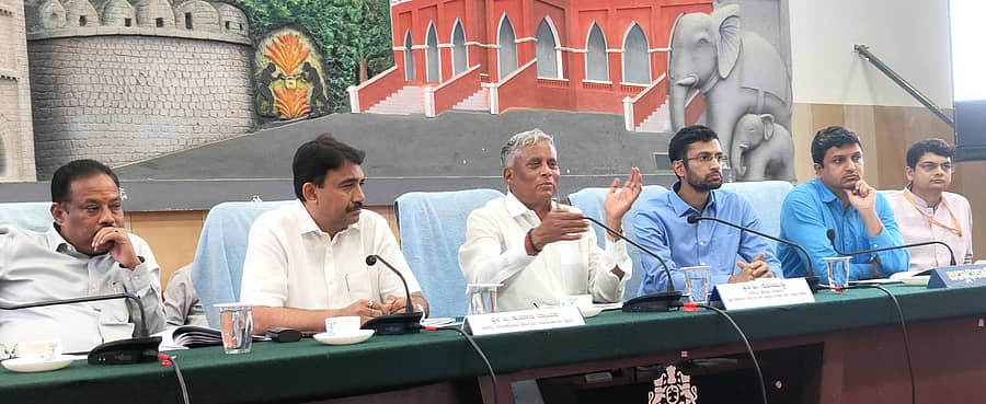 ಜಿಲ್ಲಾ ಪಂಚಾಯಿತಿ ಕಚೇರಿಯ ಸಭಾಂಗಣದಲ್ಲಿ ಮಂಗಳವಾರ ಕರೆದಿದ್ದ ಅಧಿಕಾರಿಗಳ ಸಭೆಯಲ್ಲಿ ಕೇಂದ್ರ ಜಲಶಕ್ತಿ ಹಾಗೂ ರೈಲ್ವೆ ಖಾತೆ ರಾಜ್ಯ ಸಚಿವ ವಿ.ಸೋಮಣ್ಣ ಮಾತನಾಡಿದರು