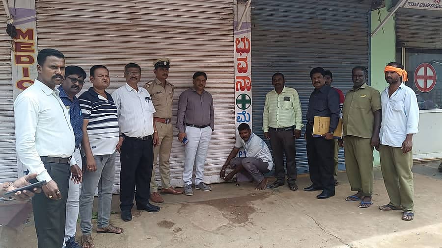 ಹರಿಹರದ ದೊಡ್ಡಿಬೀದಿಯಲ್ಲಿ ಆರೋಗ್ಯ ಇಲಾಖೆಗೆ ಸೇರಿದ ಜಾಗದಲ್ಲಿ ನಿರ್ಮಿಸಿದ್ದ ಮಳಿಗೆಗಳನ್ನು ಆರೋಗ್ಯ ಇಲಾಖೆಗೆ ಸ್ವಾಧೀನಕ್ಕೆ ಪಡೆಯಲಾಯಿತು