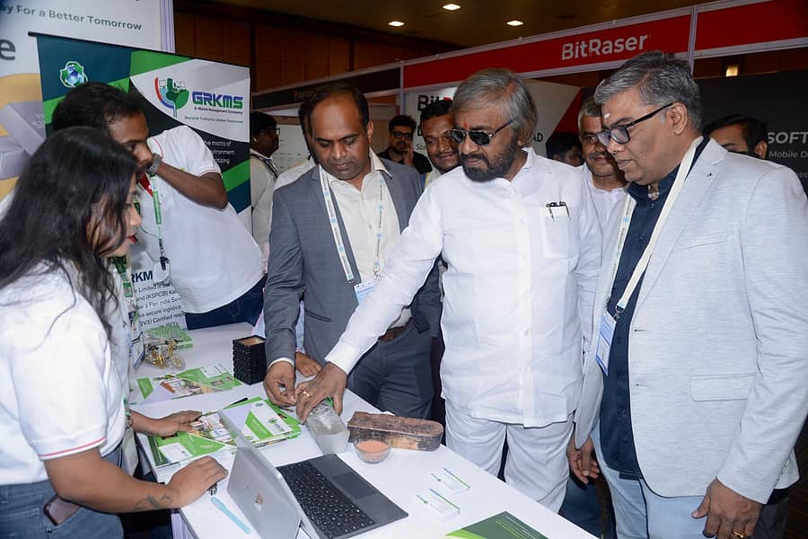 ಐದನೇ ರೀ ಕಾಮರ್ಸ್ ಎಕ್ಸ್ಪೊದಲ್ಲಿ ಪ್ರದರ್ಶನಕ್ಕಿಟ್ಟಿದ್ದ ಎಲೆಕ್ಟ್ರಾನಿಕ್ ವಸ್ತುಗಳನ್ನ ಸಚಿವ ಈಶ್ವರ ಖಂಡ್ರೆ ವೀಕ್ಷಿಸಿದರು.