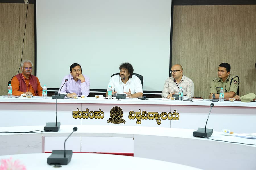 ಶಿವಮೊಗ್ಗದ ಕುವೆಂಪು ವಿಶ್ವವಿದ್ಯಾಲಯದ ಸಭಾಂಗಣದಲ್ಲಿ ಮಂಗಳವಾರ ನಡೆದ ಸಭೆಯಲ್ಲಿ ಸಚಿವ ಮಧು ಬಂಗಾರಪ್ಪ ಮಾತನಾಡಿದರು