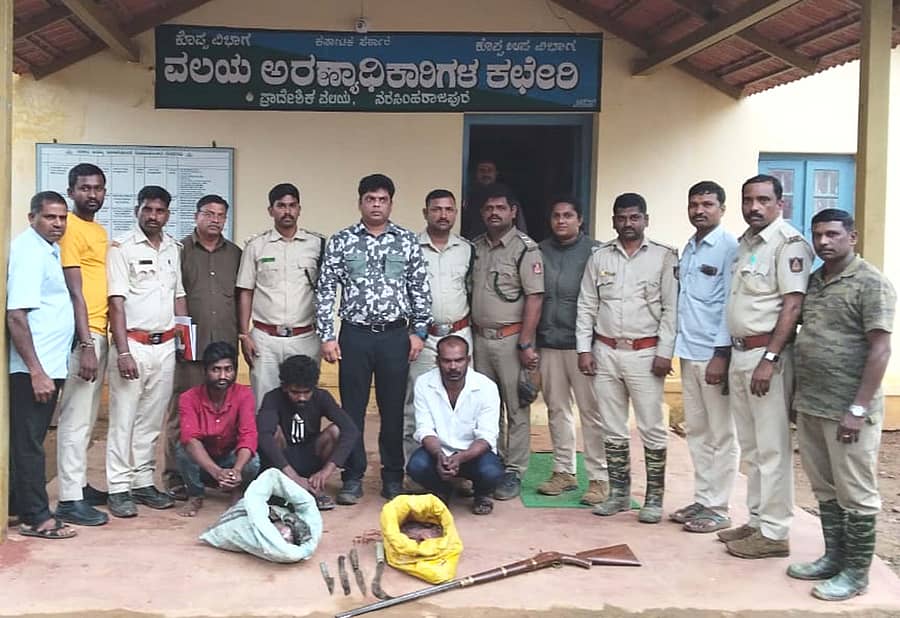 ನರಸಿಂಹರಾಜಪುರ ತಾಲ್ಲೂಕು ಸಾಲೂರು ಗ್ರಾಮದ ಭಕ್ತವಾನಿ ಕಿರು ಅರಣ್ಯದಲ್ಲಿ ಚುಕ್ಕಿ ಜಿಂಕೆ ಶಿಕಾರಿ ಮಾಡಿದ ಆರೋಪಿಗಳನ್ನು ಅರಣ್ಯ ಇಲಾಖೆಯವರು ಬಂಧಿಸಿ ಜಿಂಕೆ ಮಾಂಸ ವಶಪಡಿಸಿಕೊಂಡರು