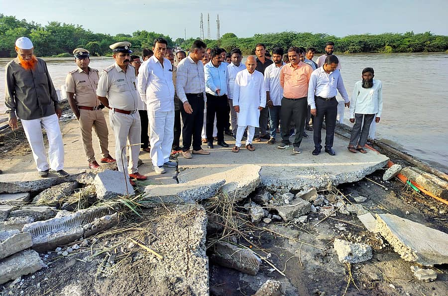 <div class="paragraphs"><p>ಚಿತ್ತಾಪುರ ತಾಲ್ಲೂಕಿನ ದಂಡೋತಿ ಗ್ರಾಮದ ಹತ್ತಿರದ ಕಾಗಿಣಾ ನದಿ ಸೇತುವೆ ರಸ್ತೆ ಕಿತ್ತು ಹಾನಿಯಾಗಿರುವ ಸ್ಥಳಕ್ಕೆ ಸಚಿವ ಡಾ.ಶರಣಪ್ರಕಾಶ ಪಾಟೀಲ ಅವರು ಮಂಗಳವಾರ ಭೇಟಿ ನೀಡಿ ಪರಿಶೀಲಿಸಿದರು. </p></div>