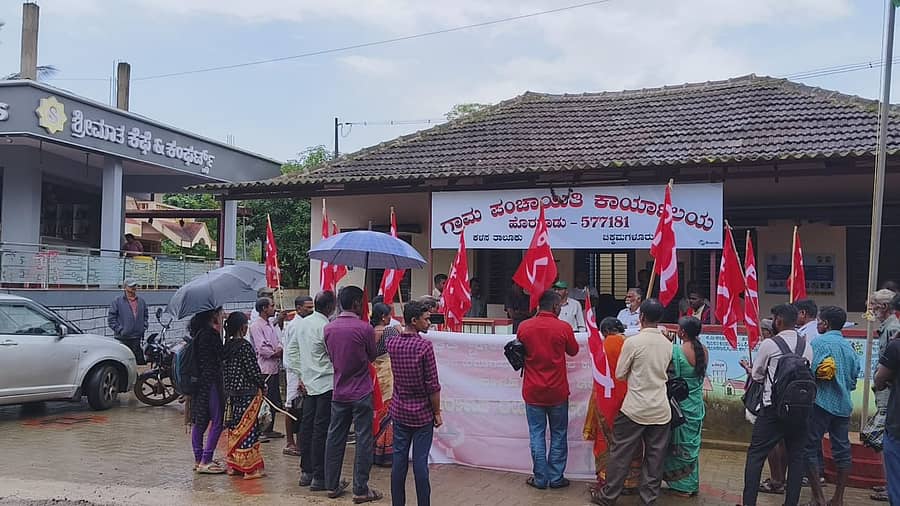 ಕಳಸ ತಾಲ್ಲೂಕಿನ ಹೊರನಾಡು ಗ್ರಾಮ ಪಂಚಾಯಿತಿ ಕಚೇರಿಗೆ ನಿವೇಶನರಹಿತರು ಮಂಗಳವಾರ ಮುತ್ತಿಗೆ ಹಾಕಿದರು.