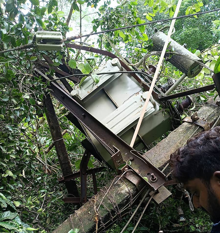 ಮಳೆ–ಗಾಳಿಯಿಂದ ವಿದ್ಯುತ್ ಪರಿವರ್ತಕ ಉರುಳಿಬಿದ್ದಿರುವ ದೃಶ್ಯ