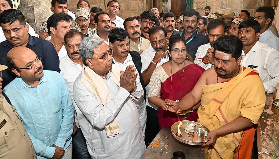 ಮೈಸೂರಿನ ಚಾಮುಂಡಿಬೆಟ್ಟದಲ್ಲಿ ಮಂಗಳವಾರ ಮುಖ್ಯಮಂತ್ರಿ ಸಿದ್ದರಾಮಯ್ಯ ಪೂಜೆ ಸಲ್ಲಿಸಿದರು. ವಿಧಾನ ಪರಿಷತ್ ಸದಸ್ಯ ಯತೀಂದ್ರ ಸಿದ್ದರಾಮಯ್ಯ, ಸಚಿವ ಡಾ. ಎಚ್.ಸಿ. ಮಹದೇವಪ್ಪ, ಶಾಸಕರಾದ ಕೆ. ಹರೀಶ್ ಗೌಡ, ರವಿಶಂಕರ್, ಚಾಮುಂಡಿ ಬೆಟ್ಟ ಕ್ಷೇತ್ರ ಅಭಿವೃದ್ಧಿ ಪ್ರಾಧಿಕಾರದ ಕಾರ್ಯದರ್ಶಿ ರೂಪಾ ಜೊತೆಗಿದ್ದರು– ಪ್ರಜಾವಾಣಿ ಚಿತ್ರ/ಅನೂಪ್ ರಾಘ.ಟಿ.