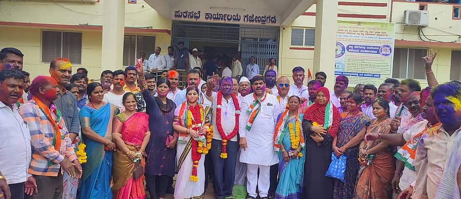 ಗಜೇಂದ್ರಗಡ ಪುರಸಭೆ ನೂನತ ಅಧ್ಯಕ್ಷ, ಉಪಾಧ್ಯಕ್ಷರಾಗಿ ಆಯ್ಕೆಯಾದ ಸುಭಾಸ ಮ್ಯಾಗೇರಿ, ಸವಿತಾ ಬಿದರಳ್ಳಿ ಅವರಿಗೆ ಕಾಂಗ್ರೆಸ್‌ ಮುಖಂಡರು ಹಾಗೂ ಕಾರ್ಯಕರ್ತರು ಹೂಮಾಲೆ ಹಾಕಿ, ಬಣ್ಣ ಎರಚಿ ಸಂಭ್ರಮಿಸಿದರು