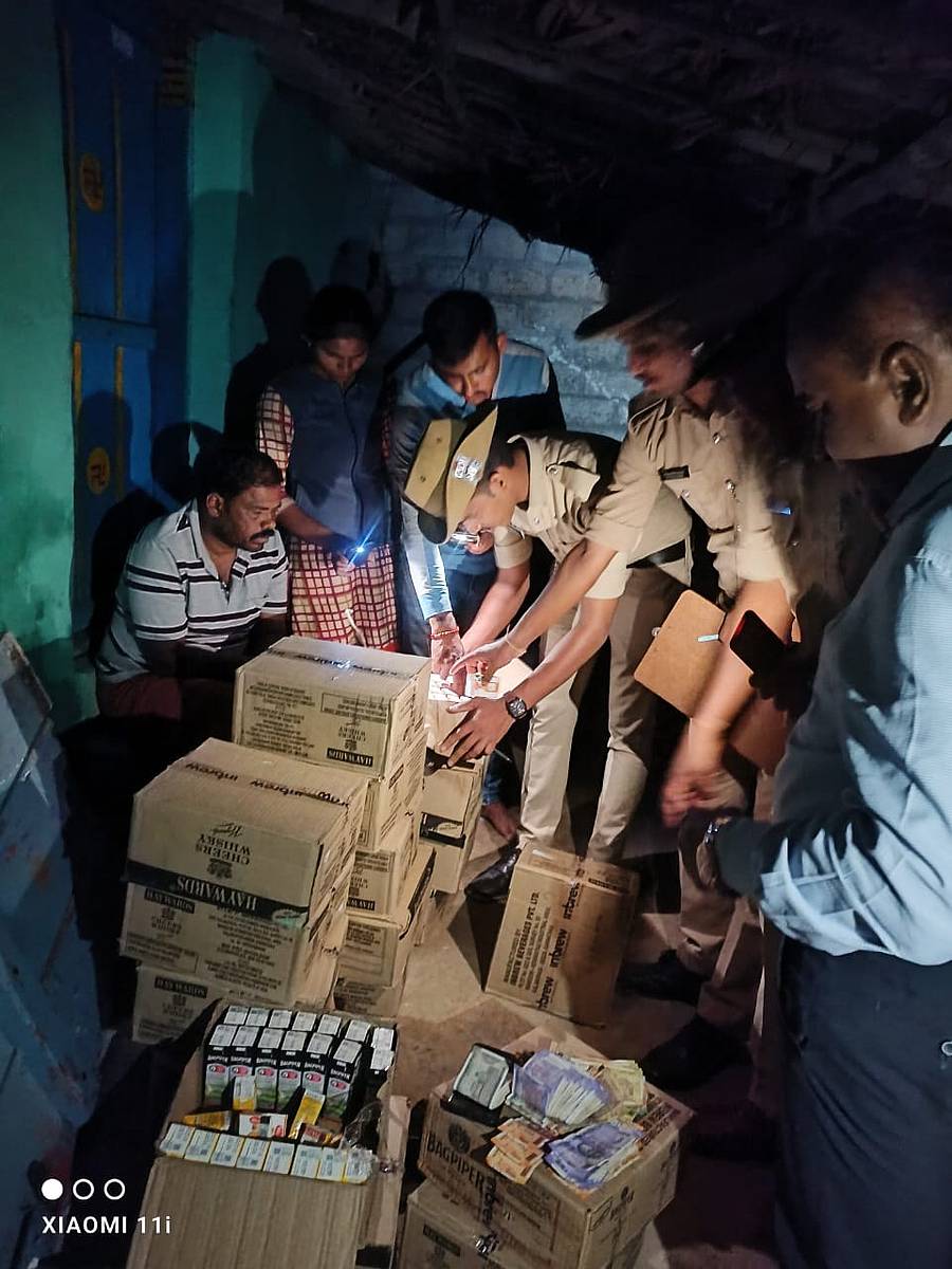 <div class="paragraphs"><p>ಸಾಲೂರು ಮಠಕ್ಕೆ ತೆರಳುವ ರಸ್ತೆಯಲ್ಲಿ ಅಕ್ರಮವಾಗಿ ಮಧ್ಯ ಮಾರಾಟ ಮಾಡುತಿದ್ದ ಸಿದ್ದಪ್ಪ ಹಾಗೂ ರಾಜಪ್ಪ ಎಂಬುವವರ ಬಳಿ ವಶಕ್ಕೆ ಪಡೆದ ಮದ್ಯದ ಪೌಚ್ ಹಾಗೂ ನಗದು</p></div>