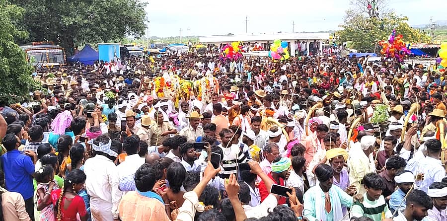 ಮೊಳಕಾಲ್ಮುರು ವಿಧಾನಸಭಾ ಕ್ಷೇತ್ರದ ಗೌರಸಮುದ್ರದ ತುಂಬಲು ಎಂಬಲ್ಲಿ ಮಾರಮ್ಮದೇವಿ ದೊಡ್ಡಪರಿಷೆ ಮಂಗಳವಾರ ವೈಭವದಿಂದ ಜರುಗಿತು