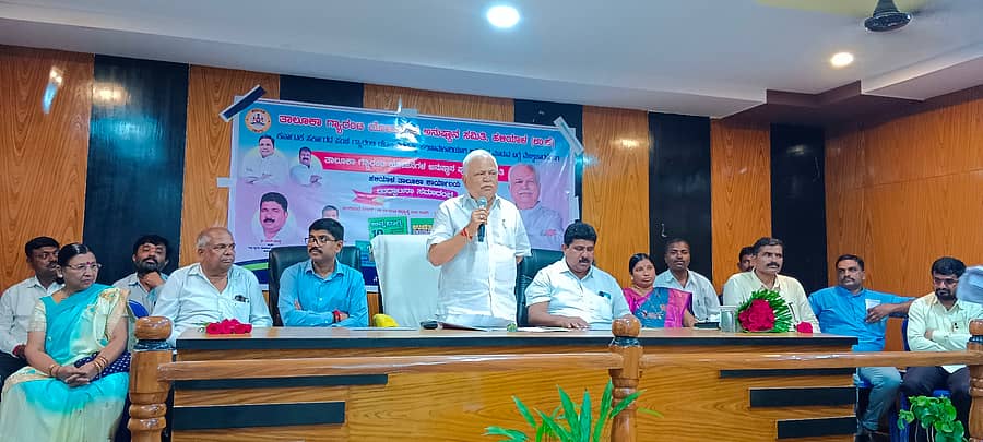 ಹಳಿಯಾಳದಲ್ಲಿ ತಾಲ್ಲೂಕು ಗ್ಯಾರಂಟಿ ಯೋಜನೆಗಳ ಅನುಷ್ಠಾನ ಪ್ರಾಧಿಕಾರ ಕಚೇರಿಯ ಉದ್ಘಾಟನಾ ಸಮಾರಂಭದಲ್ಲಿ ಶಾಸಕ ಆರ್.ವಿ ದೇಶಪಾಂಡೆ ಮಾತನಾಡಿದರು