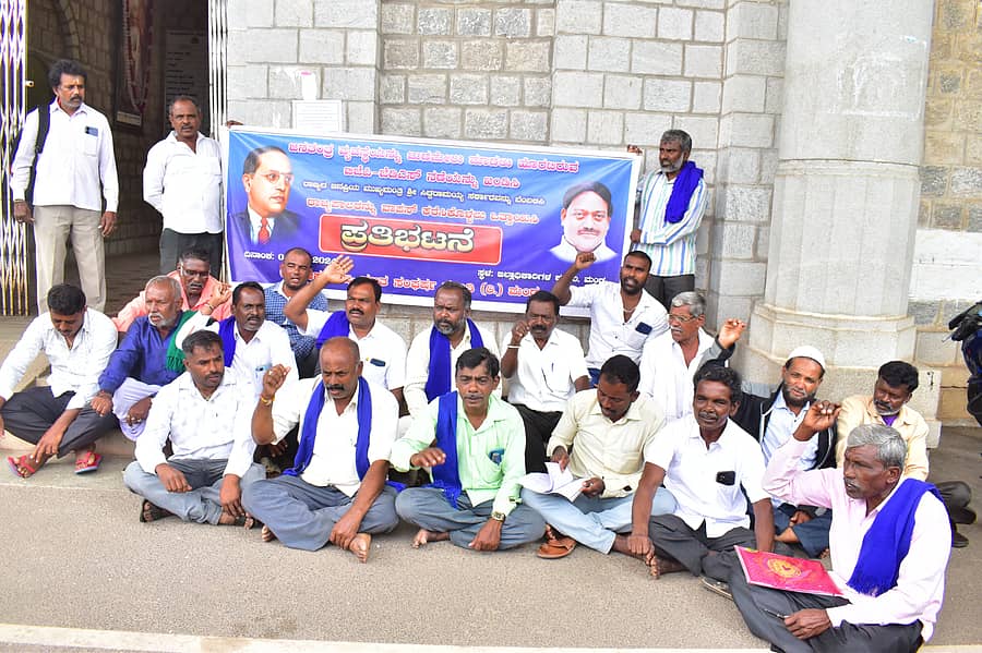 ರಾಜ್ಯ ಸರ್ಕಾರಕ್ಕೆ ಅಸ್ಥಿರತೆ ಉಂಟು ಮಾಡುತ್ತಿರುವುದನ್ನು ವಿರೋಧಿಸಿ ಮತ್ತು ಕರ್ನಾಟಕದ ರಾಜ್ಯಪಾಲರನ್ನು ವಾಪಸ್ ಕರೆಸಿಕೊಳ್ಳಬೇಕೆಂದು ಒತ್ತಾಯಿಸಿ ಕರ್ನಾಟಕ ರಾಜ್ಯ ದಲಿತ ಸಂಘರ್ಷ ಸಮಿತಿ ಕಾರ್ಯಕರ್ತರು ಮಂಡ್ಯ ನಗರದಲ್ಲಿ ಮಂಗಳವಾರ ಪ್ರತಿಭಟನೆ ನಡೆಸಿದರು