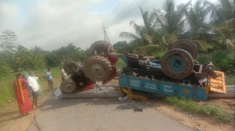 ಸೋಲೂರು ಹೋಬಳಿಯ ತಟ್ಟೇಕೆರೆ - ಪಾಲನಹಳ್ಳಿ ರಸ್ತೆಯಲ್ಲಿ ಟ್ರ್ಯಾಕ್ಟರ್ ಪಲ್ಟಿಯಾಗಿ ಓರ್ವ ಕಾರ್ಮಿಕ ಸ್ಥಳದಲ್ಲೇ ಮೃತಪಟ್ಟಿರುವ ಘಟನೆ ಸೋಮವಾರ ನಡೆದಿದೆ.