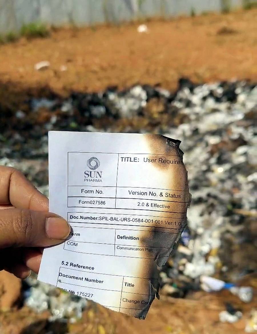 ಹೊಸಕೋಟೆ ತಾಲೂಕಿನ ಏಕರಾಜಪುರ ರೈತರೊಬ್ಬರ ಕೃಷಿ ಜಮೀನಿನಲ್ಲಿ ಸುಟ್ಟಿರುವ ವೈದ್ಯಕೀಯ ತ್ಯಾಜ್ಯ