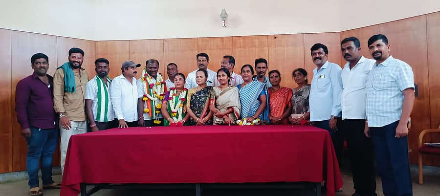 ಪಾಂಡವಪುರ ಪುರಸಭೆ ಅಧ್ಯಕ್ಷ ಮತ್ತು ಉಪಾಧ್ಯಕ್ಷರಾಗಿ ಅವಿರೋಧವಾಗಿ ಆಯ್ಕೆಯಾದ ಜ್ಯೋತಿಲಕ್ಷ್ಮೀ ಮತ್ತು ಎಲ್.ಅಶೋಕ್ ಅವರನ್ನು ಸದಸ್ಯರು ಅಭಿನಂದಿಸಿದರು. ಶಿವಕುಮಾರ್, ಚಂದ್ರು, ಅರ್ಚನಾ ಚಂದ್ರು, ಸರಸ್ವತಿ, ಸುಧಾ, ಪಾರ್ಥಸಾರಥಿ, ಆರ್.ಸೋಮಶೇಖರ್, ಎಂ.ಗಿರೀಶ್, ಗೀತಾ ಆರ್ಮುಗಂ ಇತರರು ಭಾಗವಹಿಸಿದ್ದರು