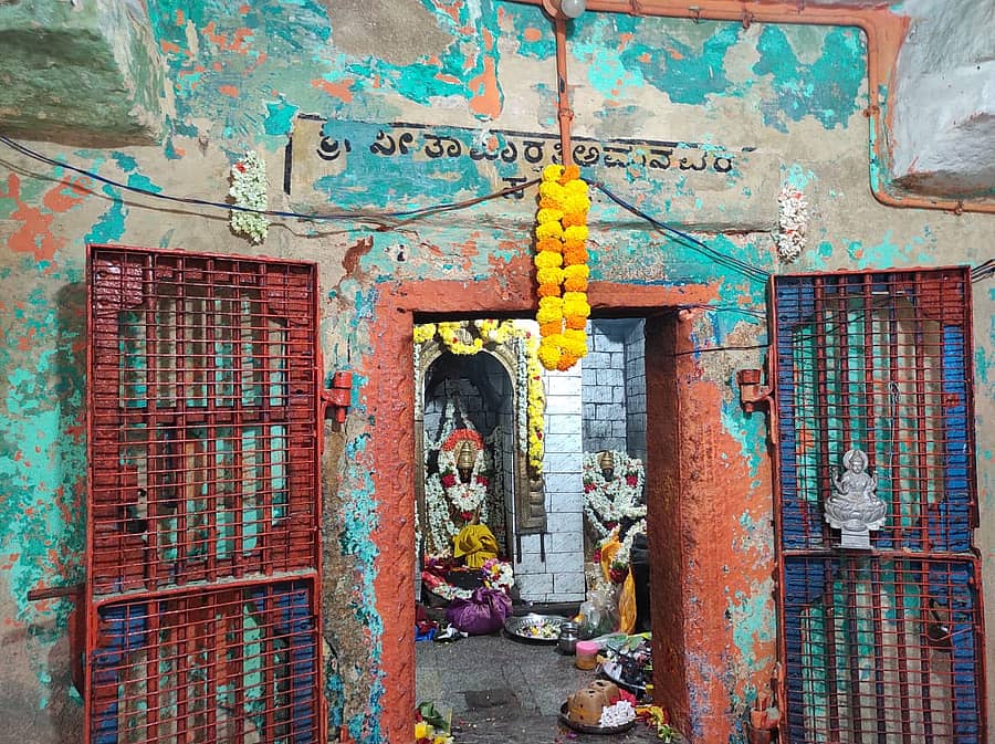 ಮುಳಬಾಗಿಲು ತಾಲ್ಲೂಕಿನ ಆವಣಿಯ ಸೀತಮ್ಮನ ಬೆಟ್ಟದ ಮೇಲಿನ ಸೀತಾ ಪಾರ್ವತಿ ದೇವಾಲಯ