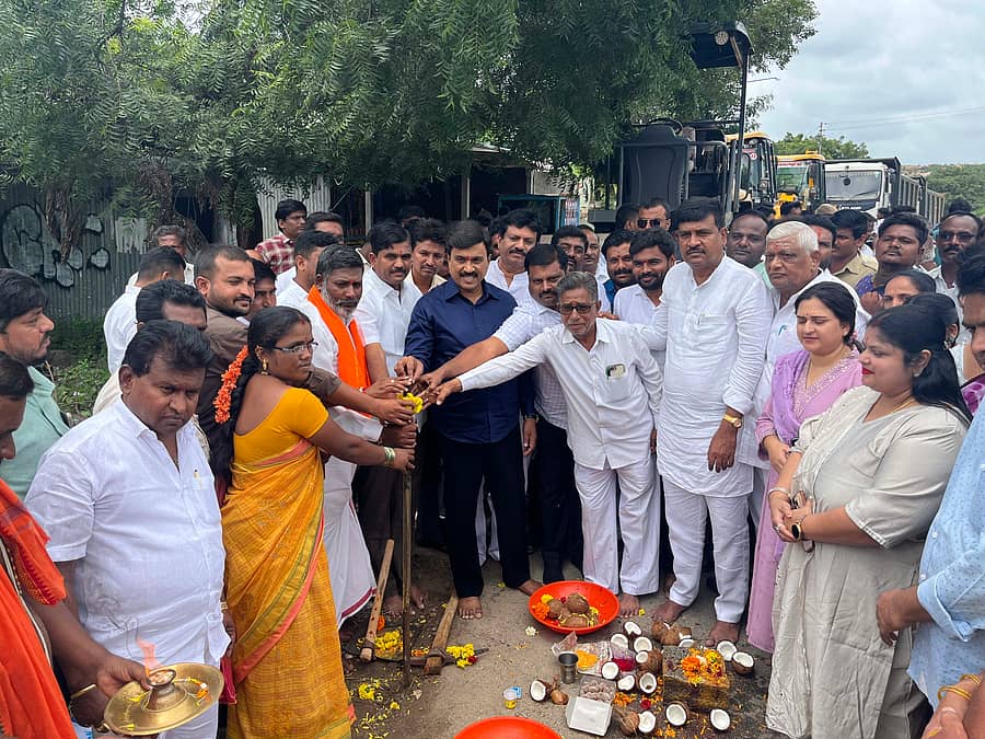 ಗಂಗಾವತಿ ಸಾಯಿನಗರದಲ್ಲಿ ಸಾಯಿನಗರ-ಕಡೆಬಾಗಿಲು ವೃತ್ತದವರೆಗಿನ ರಸ್ತೆ ಅಭಿವೃದ್ಧಿ ಕಾಮಗಾರಿಗೆ ಶಾಸಕ ಜಿ. ಜನಾರ್ದನರೆಡ್ಡಿ ಬುಧವಾರ ಭೂಮಿಪೂಜೆ ನೆರವೇರಿಸಿ ದರು.