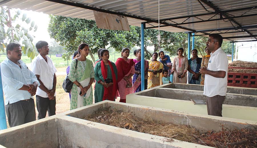 ದೊಡ್ಡಬಳ್ಳಾಪುರ ತಾಲ್ಲೂಕಿನ ಹಾಡೋನಹಳ್ಳಿ ಕೃಷಿ ವಿಜ್ಞಾನ ಕೇಂದ್ರದದಲ್ಲಿ ರೈತ ಮಹಿಳೆಯರಿಗೆ ಸುಧಾರಿತ ಕಾಂಪೋಸ್ಟ್ ತಯಾರಿಕೆ ಕುರಿತು ಮಾಹಿತಿ ನೀಡಲಾಯಿತು