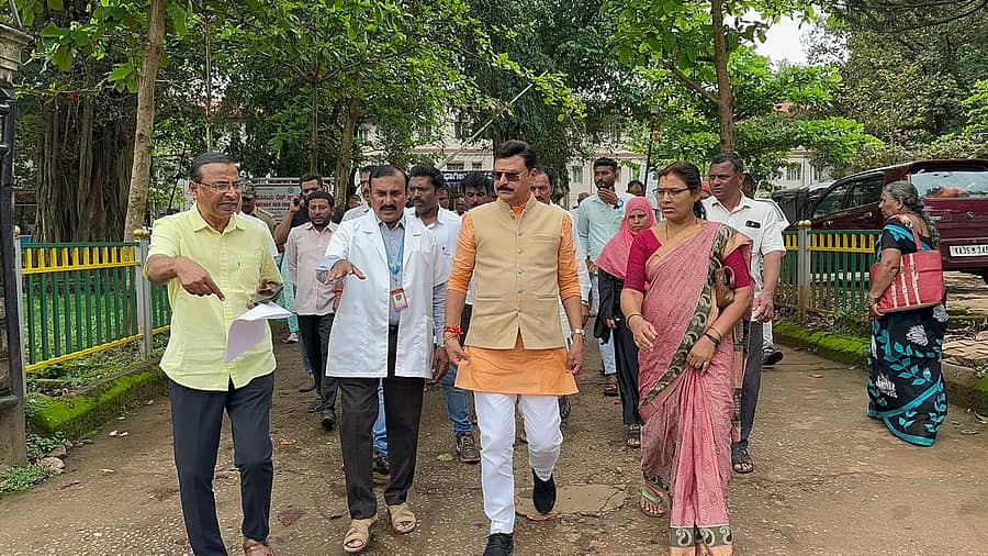 ಸಾಗರದ ಉಪವಿಭಾಗೀಯ ಸರ್ಕಾರಿ ಆಸ್ಪತ್ರೆಗೆ ಬುಧವಾರ ಭೇಟಿ ನೀಡಿದ ಶಾಸಕ ಗೋಪಾಲಕೃಷ್ಣ ಬೇಳೂರು ಅಲ್ಲಿನ ಕುಂದುಕೊರತೆಗಳನ್ನು ಪರಿಶೀಲಿಸಿದರು